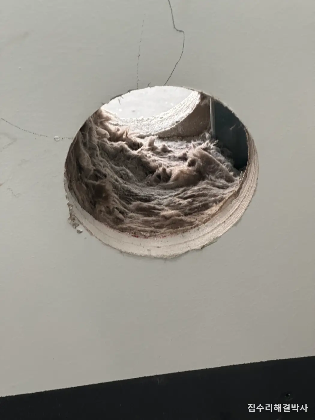 벽에 150mm 배관 구멍이 필요할 때 — 현수막 업체 기기 설치용 코아작업 시공 사진 5