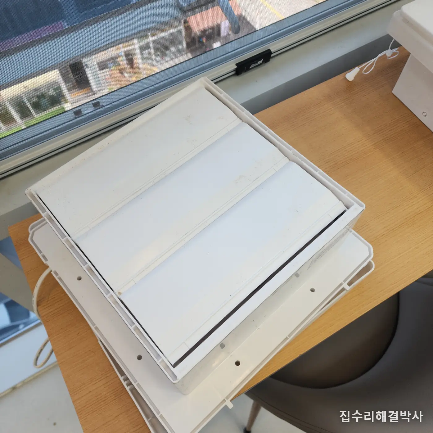 천정도 벽도 못 뚫는 상가 환풍기 — 프로젝트창에 태고합판 프레임을 맞춰 설치 시공 사진 6