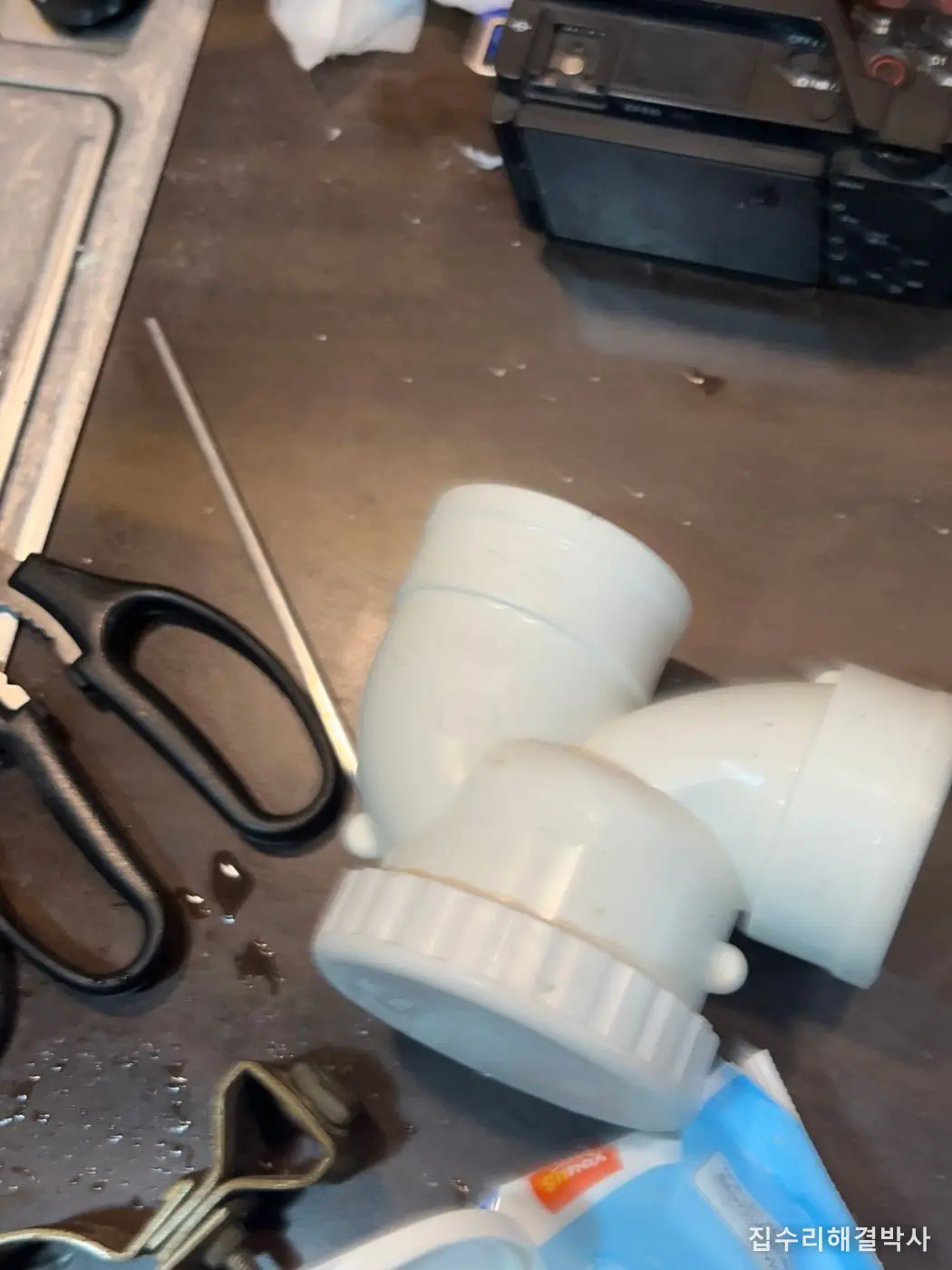 새로 준비한 소제구와 PVC 배관 부속