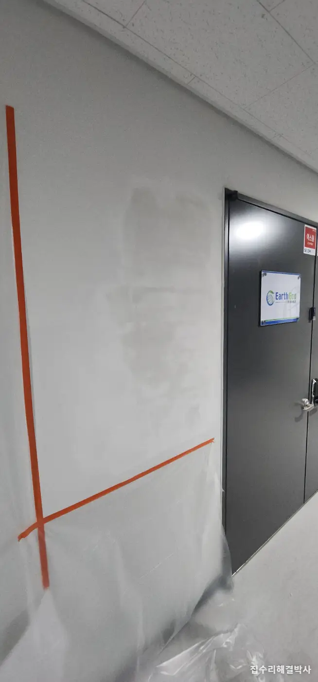 간판 떼다 석고가 뜯겨 나갔다면 — 두껍게 한 번보다 얇게 다섯 번입니다 시공 사진 1