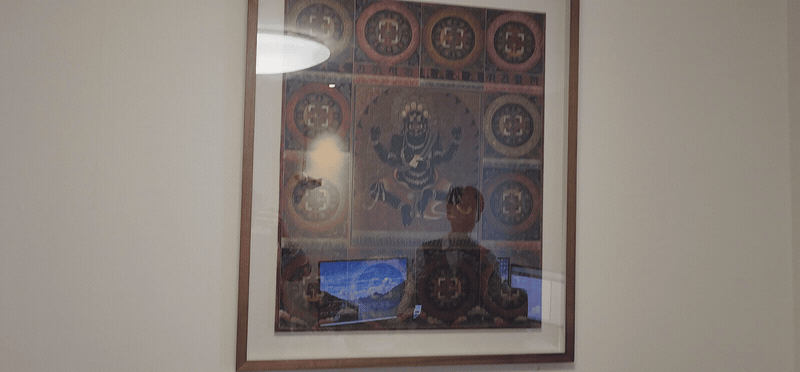 석고벽이라 못을 못 박을 때 — 천정 레일과 와이어로 액자 거는 방법 작업 후