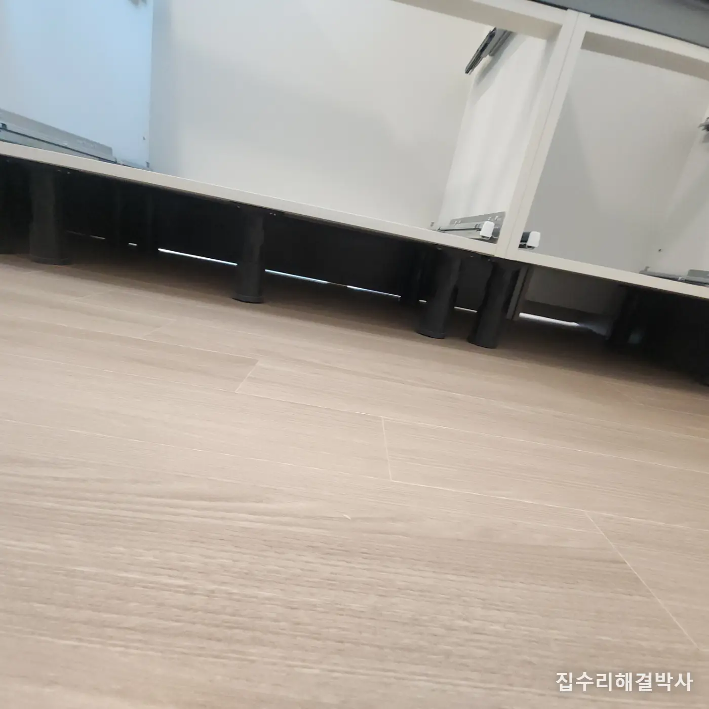 용인 아파트 아일랜드장 이전 — 같은 특판 마루를 구해 원래 자리 바닥 되돌리기 시공 사진 2