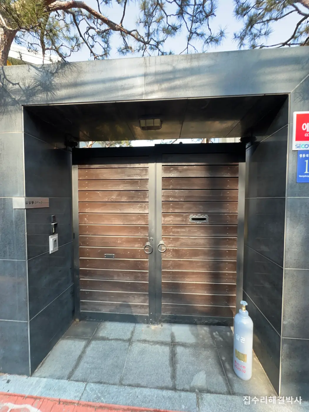 아래가 삭아 멈춘 강남 자동 철대문 — 하부 철판만 잘라내고 새로 절곡해 용접 대표 사진
