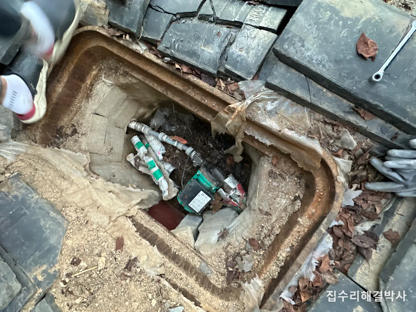 지하수 펌프가 안 돌 때 — 배관을 흙에 묻어두면 교체할 때 못 뜯습니다 시공 사진 1