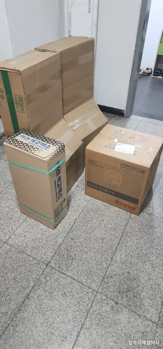 냄새나는 소변기 신형 교체 — 수도를 못 옮겨 후레쉬벨브를 옆으로 뉘어 설치 시공 사진 2