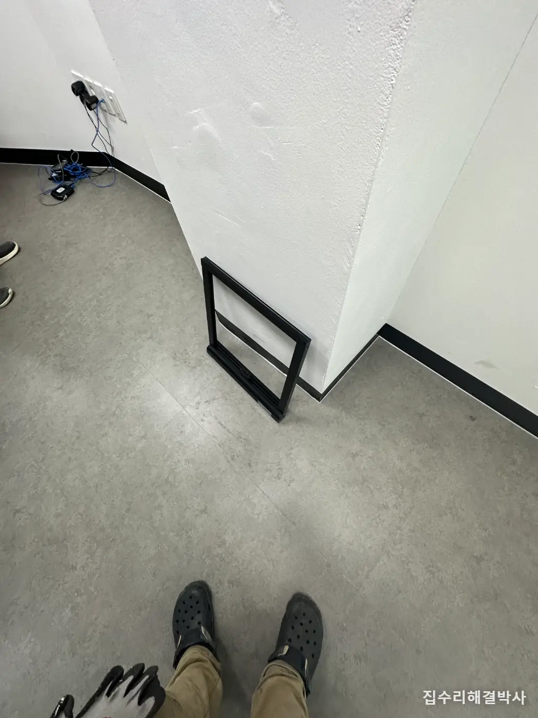모기장을 못 다는 미는 시스템창 — 당기면 위로 말려 올라가는 롤업 모기장 설치 시공 사진 3