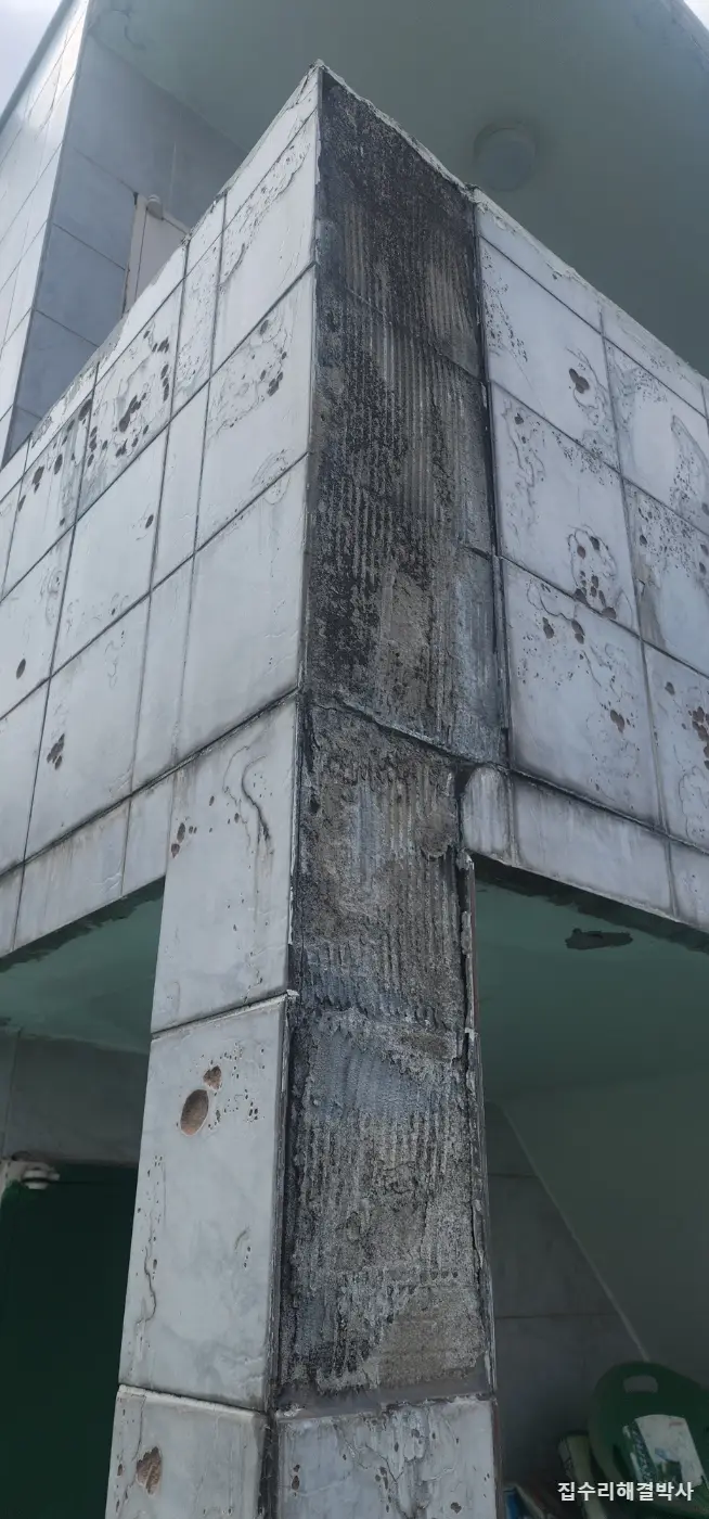 빌딩 옥상 외벽 타일이 떨어질 때 — 한 면만 철거하고 1cm 두께 타일로 다시 붙이는 방법