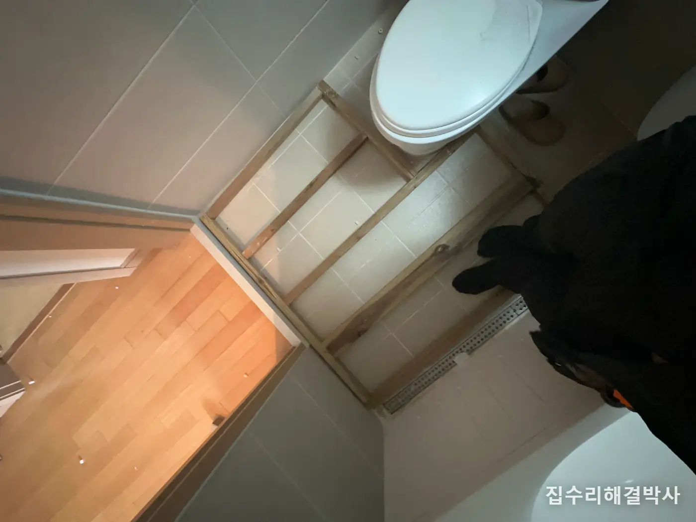 나중에 떼어낼 수 있는 화장실 문턱 데크 — 요양 기간이나 전세집에서 쓰는 방법 시공 사진 4