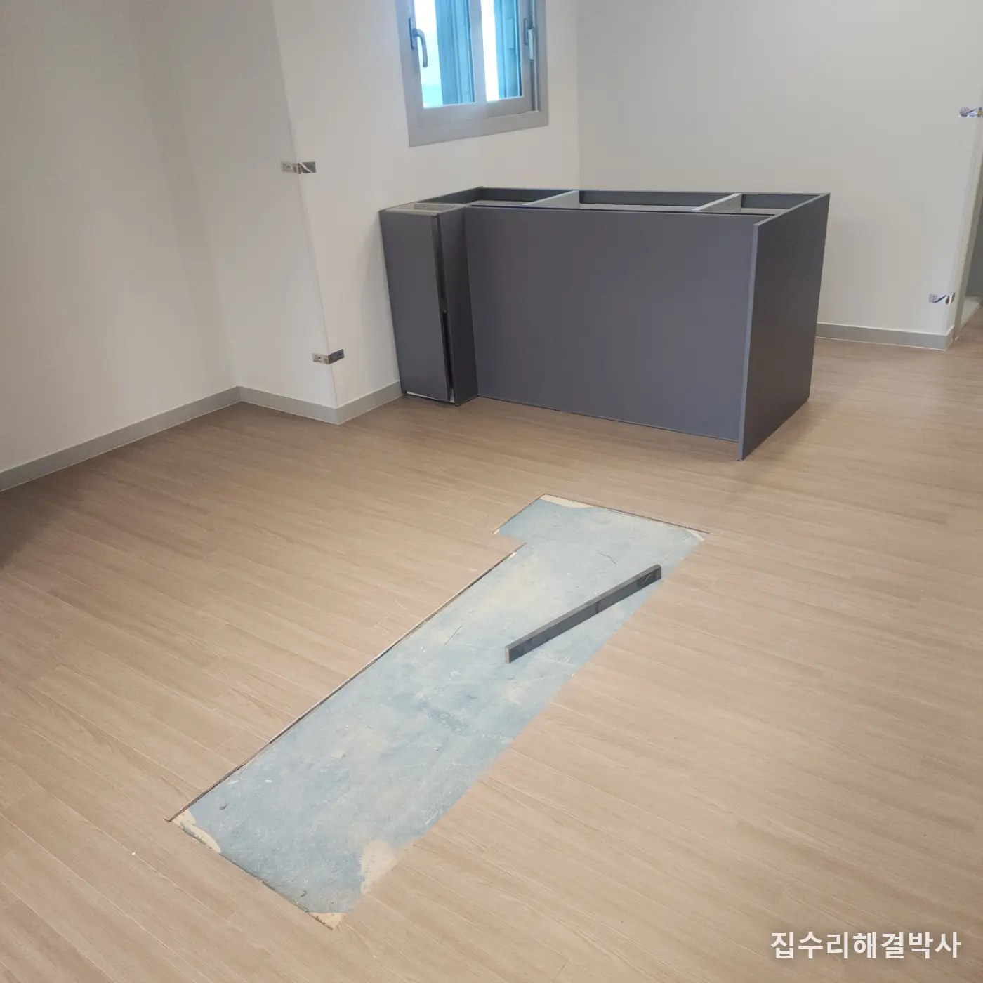 용인 아파트 아일랜드장 이전 — 같은 특판 마루를 구해 원래 자리 바닥 되돌리기 시공 사진 4