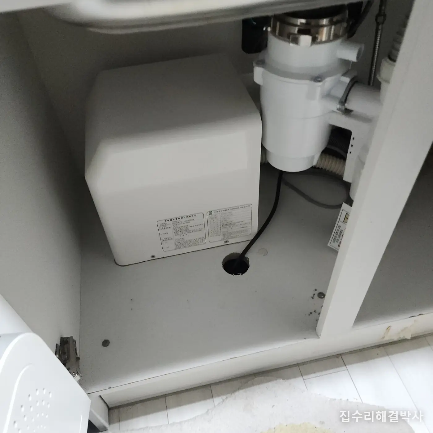 음식물분쇄기를 떼어내도 냄새가 남는 이유 — 배관에 찌꺼기가 쌓여 있습니다 시공 사진 2