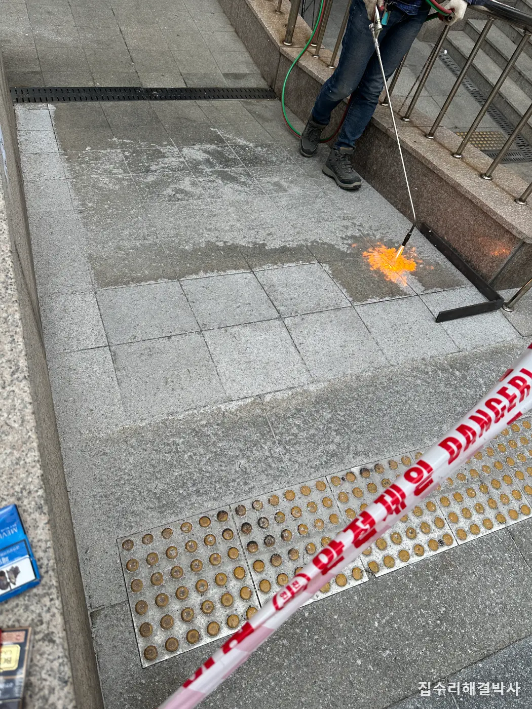비 오면 미끄러운 대리석 경사로 — 맨들해진 버너석을 다시 버너작업으로 까끌하게 시공 사진 3