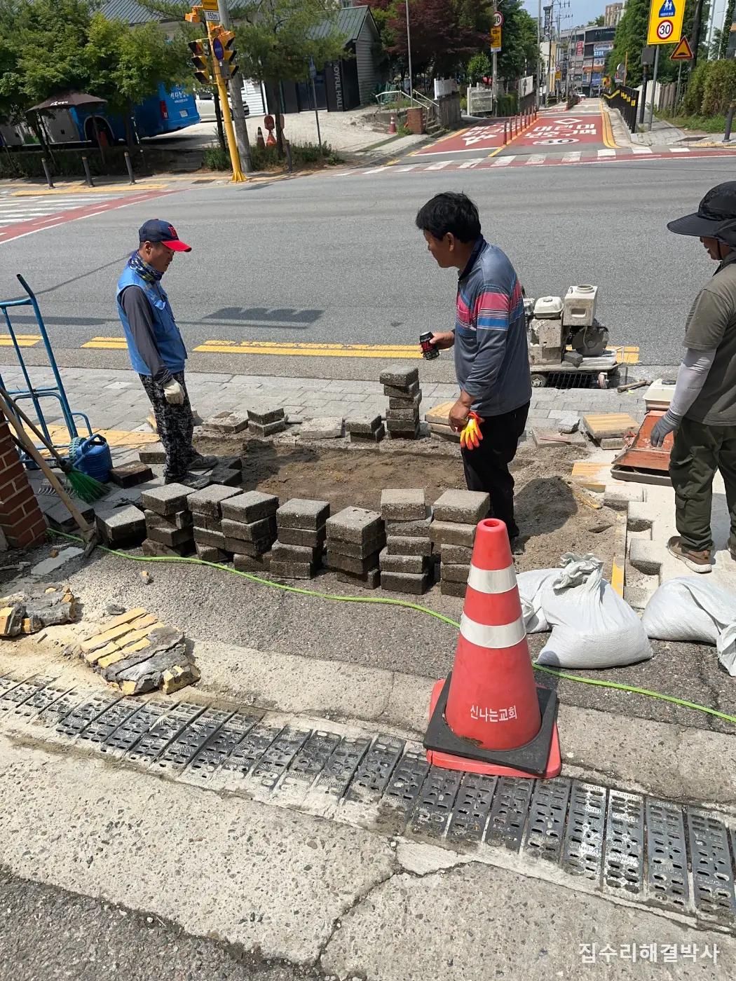 보도블럭을 시멘트로 메우면 더 망가집니다 — 들썩이는 블럭은 아래를 다시 잡아야 합니다 시공 사진 1