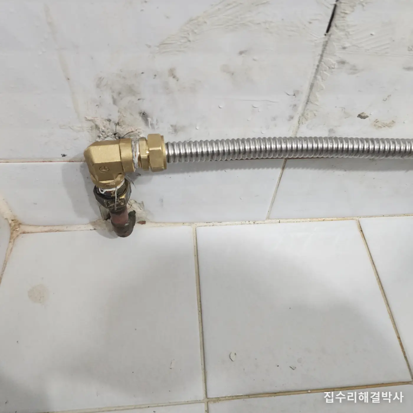 화장실 라디에이터에서 물이 샐 때 — 떼어내고 스텐 주름관으로 직관 연결하는 방법 시공 사진 6